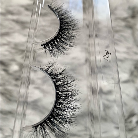 “Alliya” || Lashful Lengths Luxury Mink Eyelashes - Picture 4 of 7